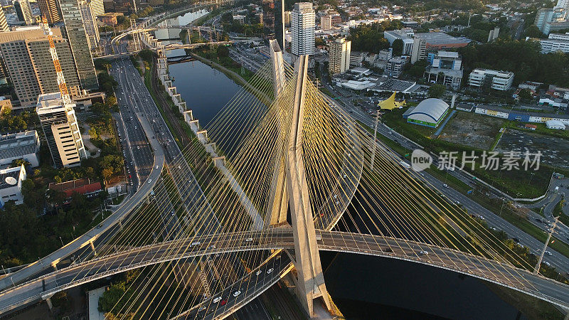 在巴西圣保罗的边际Pinheiros, Estaiada桥和摩天大楼的鸟瞰图